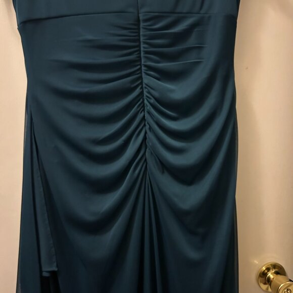 ✨ Brand New Formal Dress for Sale – Never Worn! ✨ - Picture 5 of 9